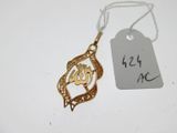un gros plan d'un collier en or auquel est attachée une étiquette