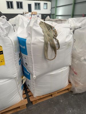 des sacs de riz posés sur des palettes dans un entrepôt