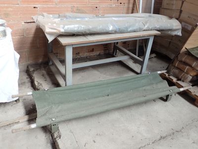 un banc et une table dans une pièce aux murs en briques