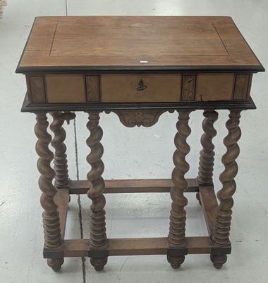 une table en bois surmontée d'un tiroir