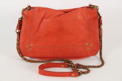 une image représentant un sac à main rouge entouré d'une chaîne
