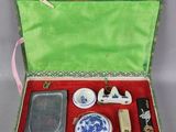 une boîte verte contenant quelques objets