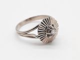 Gros plan sur une bague en argent ornée d'une fleur