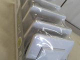 une pile de télécommandes Wii posées sur une table
