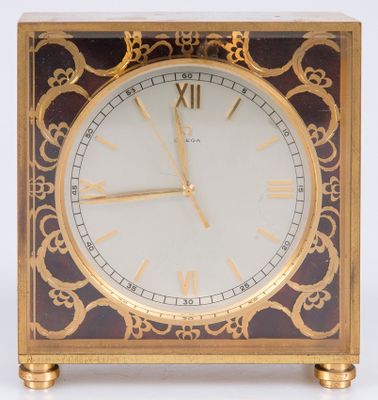 une horloge posée sur une table