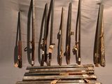 de nombreux types d'armes différents exposés sur le mur