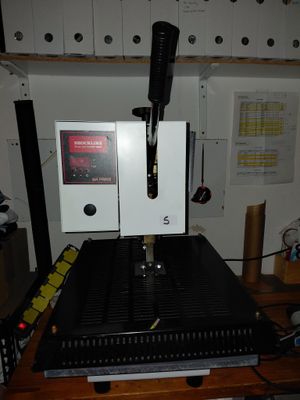 une machine posée sur une table en bois