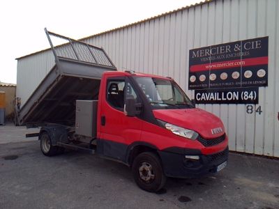 un camion rouge garé devant un bâtiment