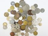 une pile de pièces de monnaie sur une surface blanche