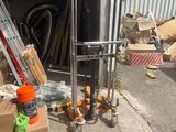 une charrette garée sur le bord de la route
