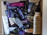 une boîte remplie de différents types de produits de soin pour la peau