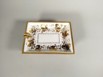 une image représentant une assiette blanche et dorée sur laquelle figure un dessin