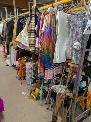 beaucoup de vêtements suspendus à une étagère dans un magasin