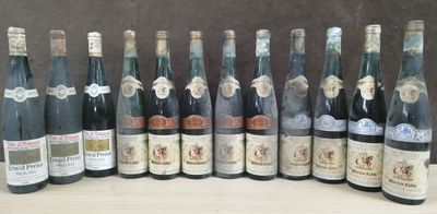 de nombreuses bouteilles de vin alignées sur une table