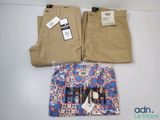un pantalon et un t-shirt posés sur une table