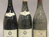 trois bouteilles de vin posées l'une à côté de l'autre sur une table