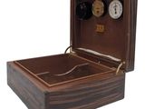 une image représentant une boîte en bois contenant une horloge