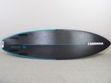 La planche de surf est noire et bleue, avec une bande bleue dessus.