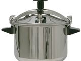 une casserole en acier inoxydable avec un couvercle, sur fond blanc