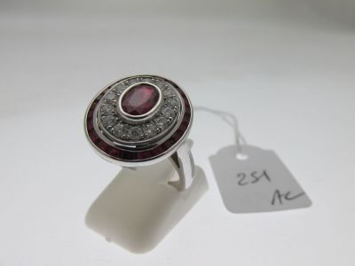 une photo d'une bague en argent sertie d'une pierre rouge