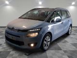 la petite voiture bleue est garée sur un carrelage à carreaux