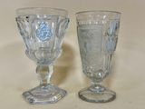 deux verres en cristal posés l'un à côté de l'autre sur une table