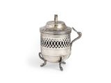 une théière ancienne en argent, munie d'une anse et d'un couvercle