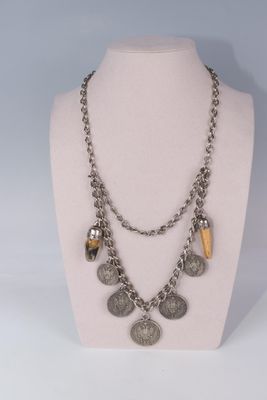 gros plan d'un collier sur un mannequin mannequin