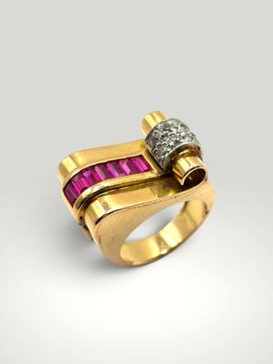 gros plan d'une bague en or avec des pierres roses et blanches