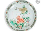 une assiette décorée de fleurs et d'oiseaux