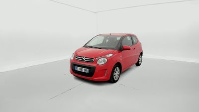 La petite voiture rouge est garée dans une pièce blanche.