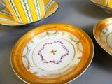 trois tasses et soucoupes posées sur une table