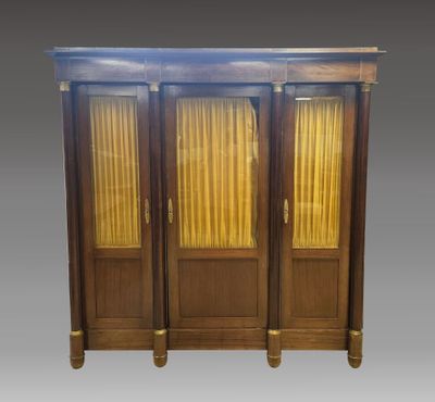 une armoire en bois à deux portes, surmontée d'un miroir