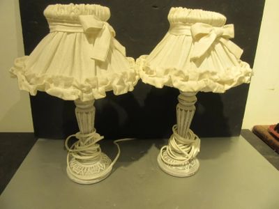 deux lampes posées sur une table
