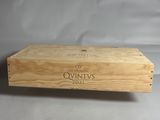 une caisse en bois contenant une bouteille de vin