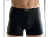 Cet homme porte un short de bain noir orné d'un logo sur le côté.