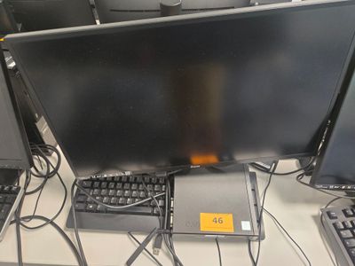deux écrans et un clavier sur le bureau