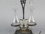un plateau en argent sur lequel sont posées quatre carafes en verre