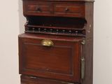 une grande commode en bois surmontée d'un miroir
