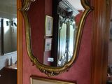 un miroir accroché au mur d'une salle de bains