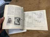 quelqu'un tient un livre ouvert sur une table en bois