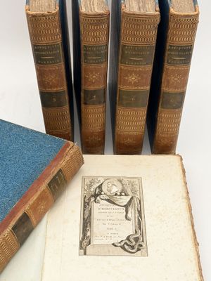 plusieurs vieux livres posés les uns sur les autres sur une table