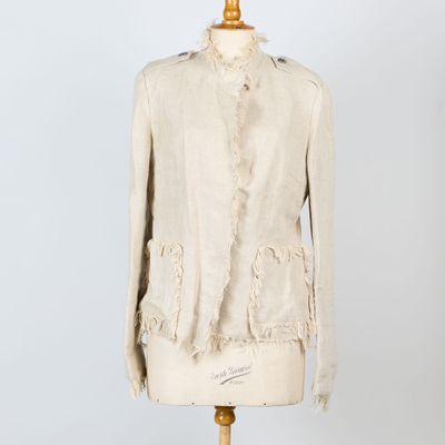 une veste blanche posée sur un présentoir à mannequin, sur fond blanc