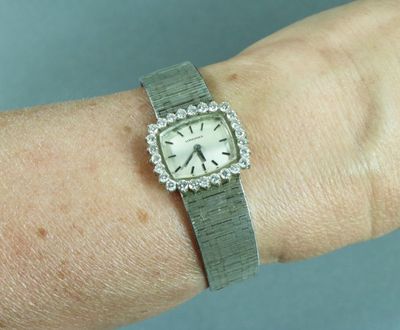 une photo du poignet d'une femme portant une montre