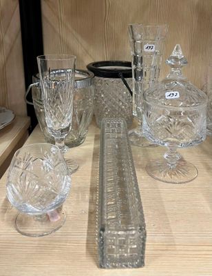 de nombreux objets en verre posés sur une table dans une pièce