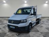 une camionnette blanche garée sur un sol en damier