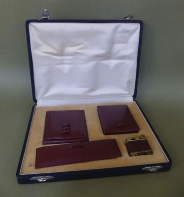 Nécessaire de voyage en cuir bordeaux: briquet, peigne, poud…
