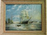 une peinture à l'huile représentant un bateau sur l'eau, avec d'autres bateaux en arrière-plan