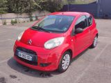 une petite voiture rouge garée sur un parking