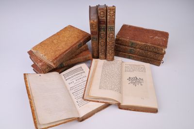 plusieurs vieux livres sont empilés sur une table